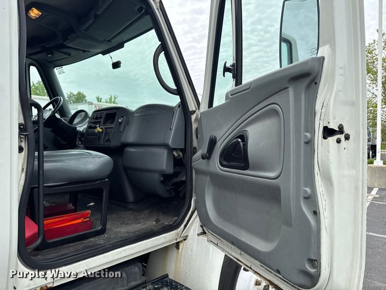 image for item EA2335 2005 International 4300 box truck