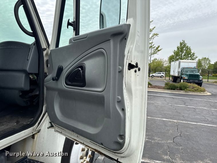 image for item EA2335 2005 International 4300 box truck