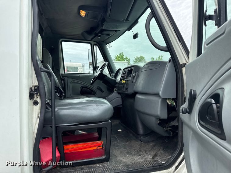 image for item EA2335 2005 International 4300 box truck