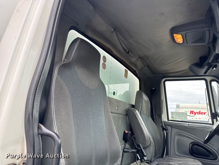 image for item EA2335 2005 International 4300 box truck