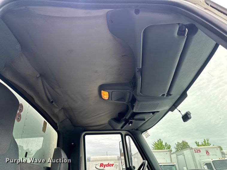 image for item EA2335 2005 International 4300 box truck