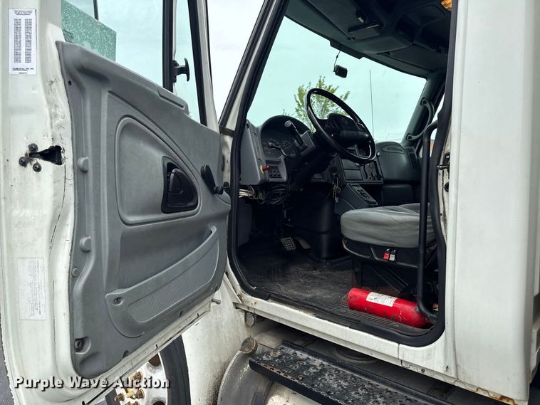 image for item EA2335 2005 International 4300 box truck