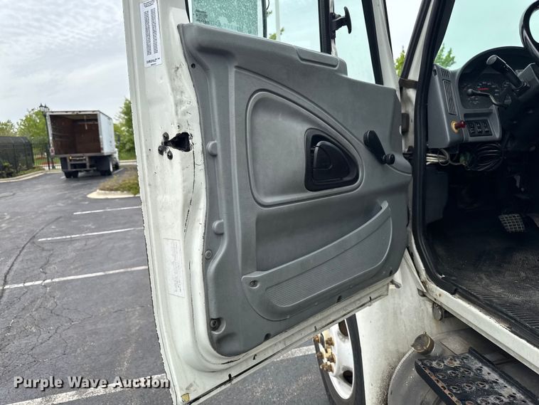 image for item EA2335 2005 International 4300 box truck