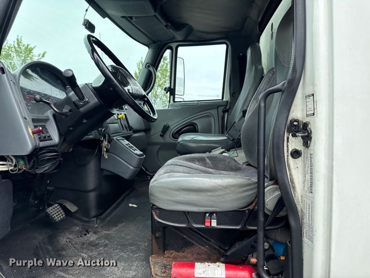 image for item EA2335 2005 International 4300 box truck