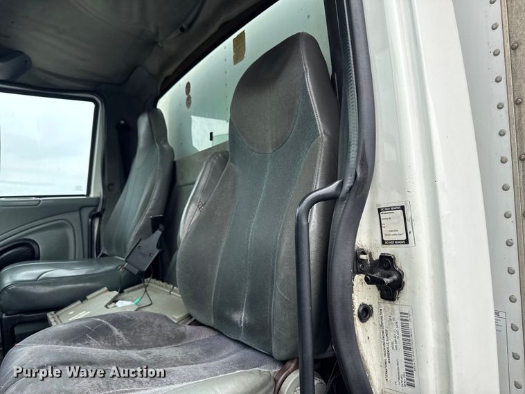 image for item EA2335 2005 International 4300 box truck