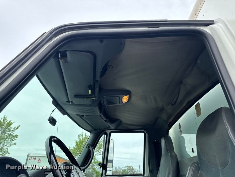 image for item EA2335 2005 International 4300 box truck