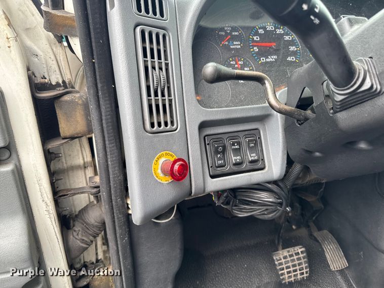image for item EA2335 2005 International 4300 box truck