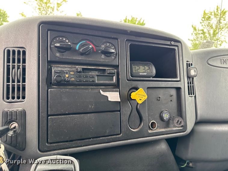 image for item EA2335 2005 International 4300 box truck