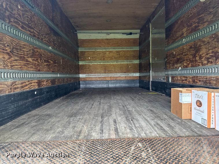 image for item EA2335 2005 International 4300 box truck