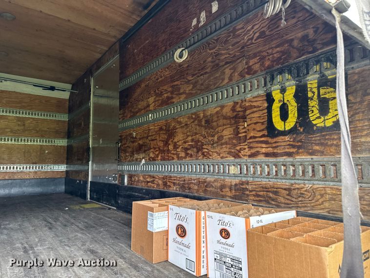image for item EA2335 2005 International 4300 box truck