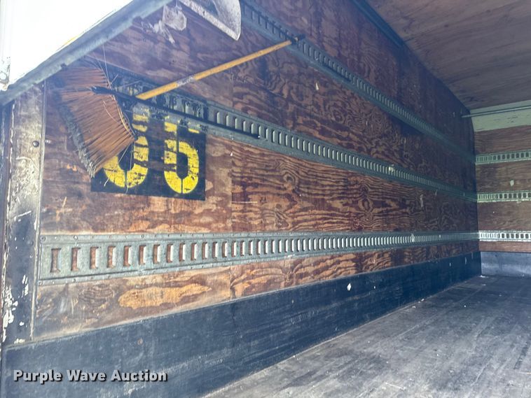 image for item EA2335 2005 International 4300 box truck