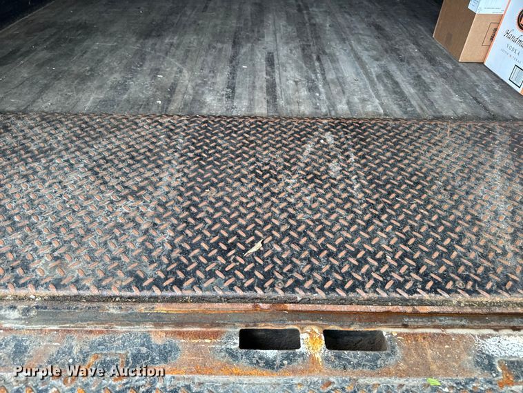 image for item EA2335 2005 International 4300 box truck