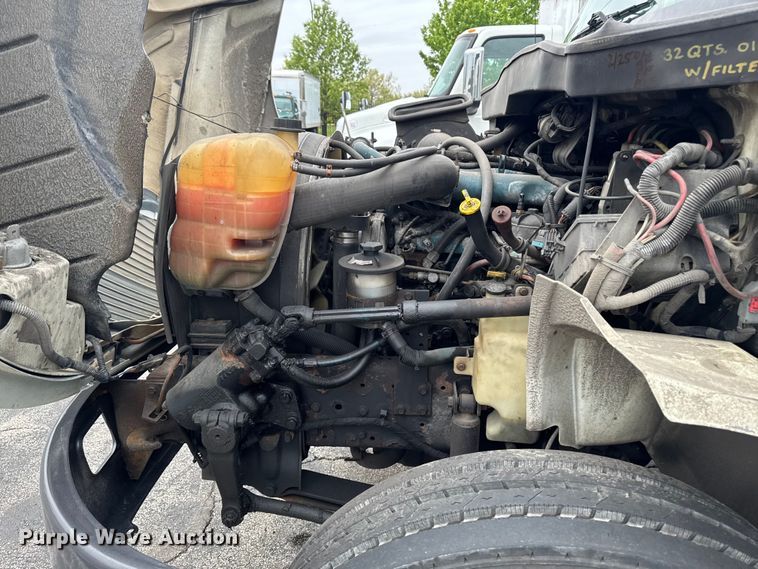 image for item EA2335 2005 International 4300 box truck