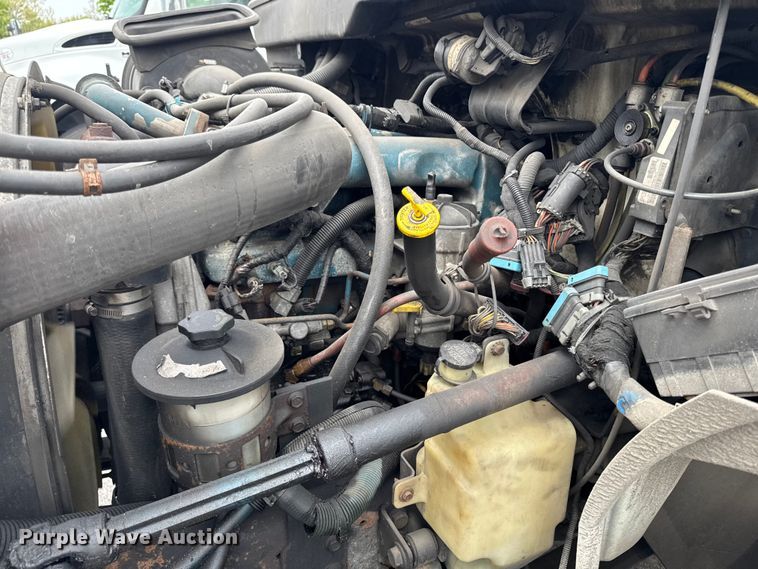 image for item EA2335 2005 International 4300 box truck