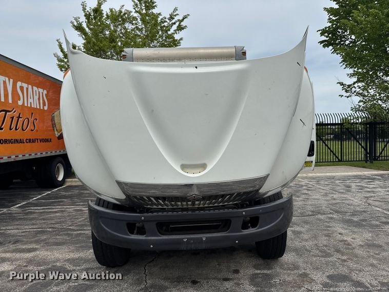image for item EA2335 2005 International 4300 box truck