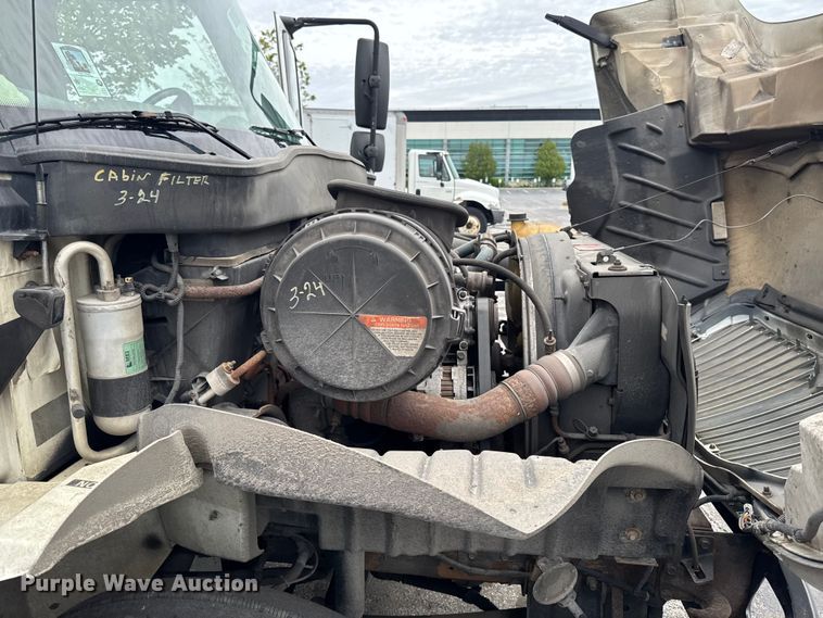 image for item EA2335 2005 International 4300 box truck
