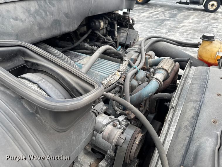 image for item EA2335 2005 International 4300 box truck