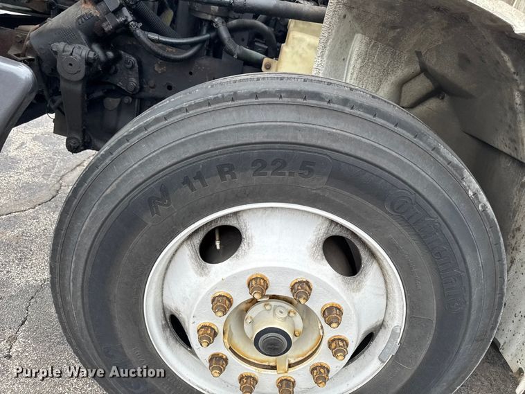 image for item EA2335 2005 International 4300 box truck