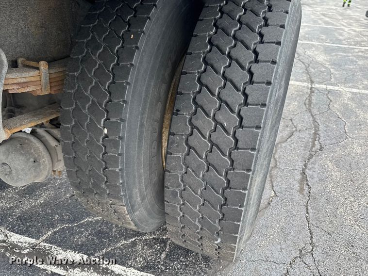 image for item EA2335 2005 International 4300 box truck
