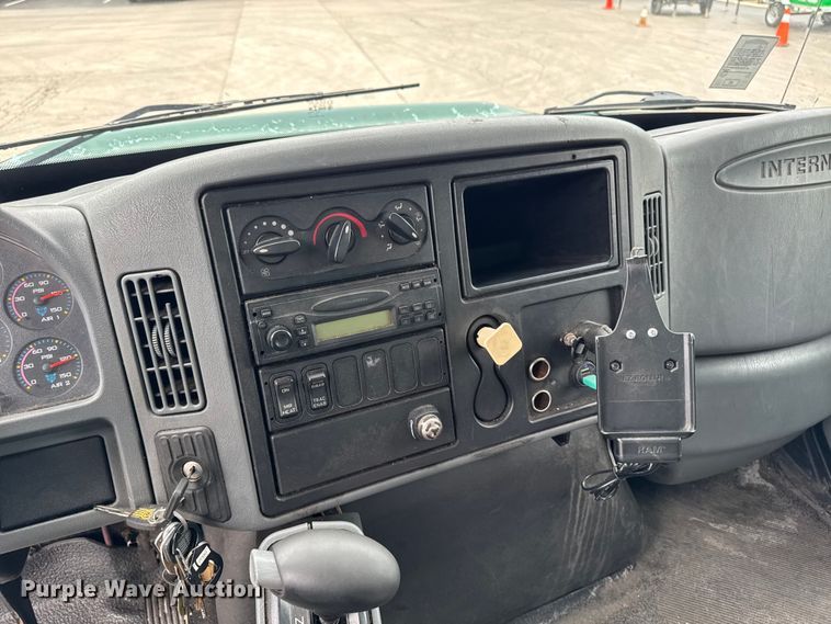 image for item EA2336 2006 International DuraStar 4300 box truck
