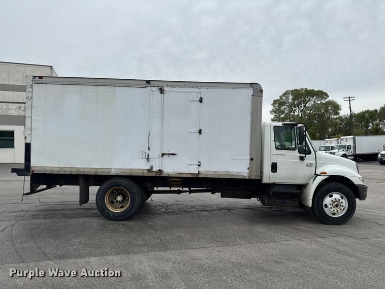 image for item EA2337 2005 International 4300 box truck