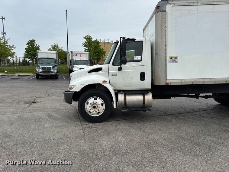 image for item EA2337 2005 International 4300 box truck