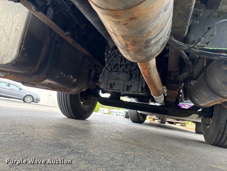 image for item EA2337 2005 International 4300 box truck