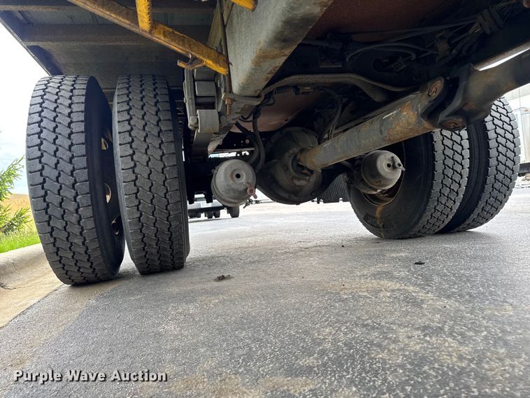 image for item EA2337 2005 International 4300 box truck