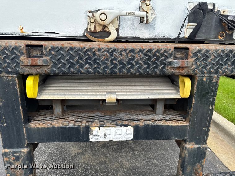 image for item EA2337 2005 International 4300 box truck
