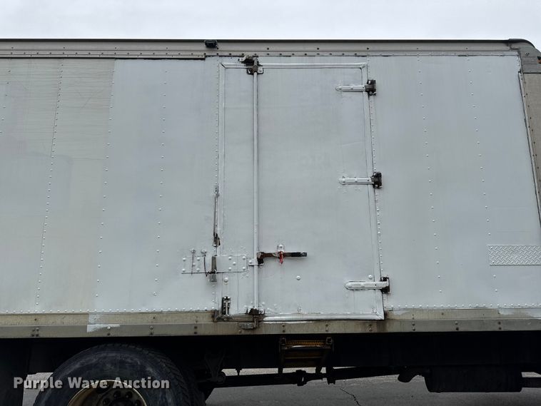 image for item EA2337 2005 International 4300 box truck