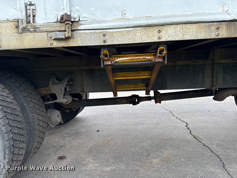 image for item EA2337 2005 International 4300 box truck