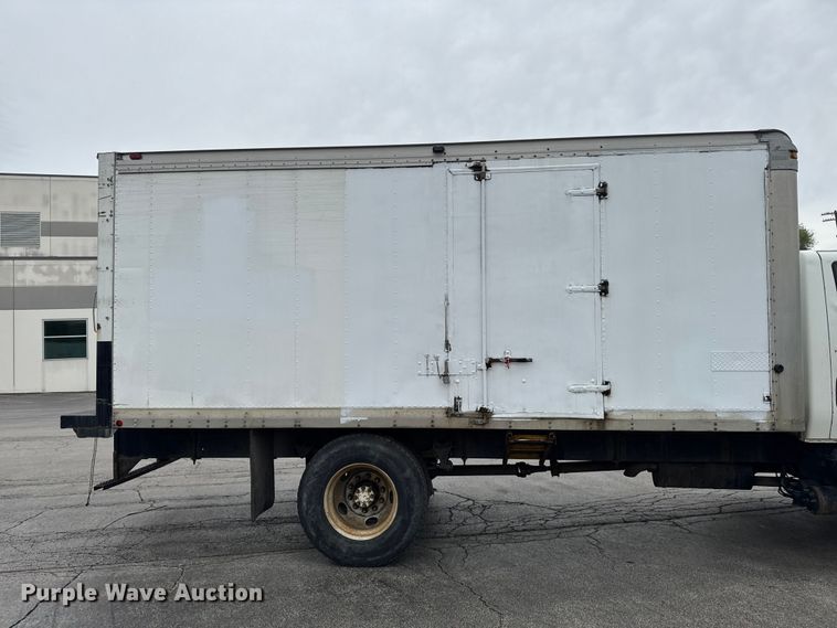 image for item EA2337 2005 International 4300 box truck