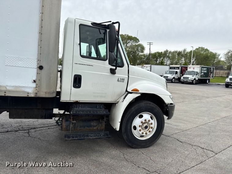 image for item EA2337 2005 International 4300 box truck