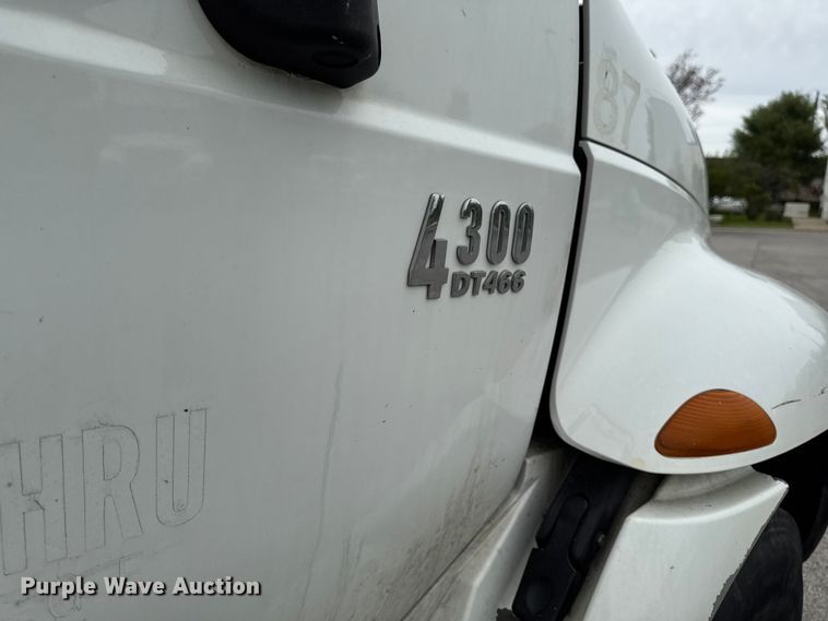 image for item EA2337 2005 International 4300 box truck