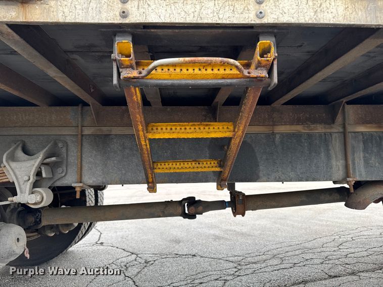 image for item EA2337 2005 International 4300 box truck