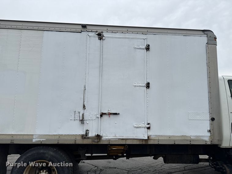 image for item EA2337 2005 International 4300 box truck