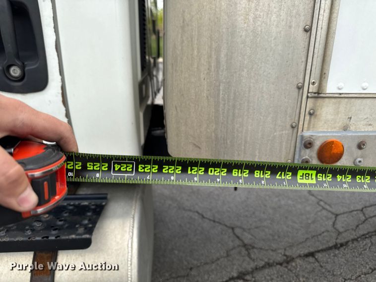 image for item EA2337 2005 International 4300 box truck