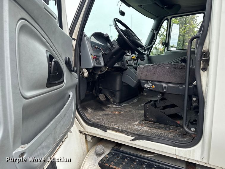 image for item EA2337 2005 International 4300 box truck