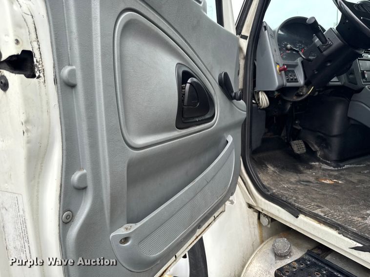 image for item EA2337 2005 International 4300 box truck