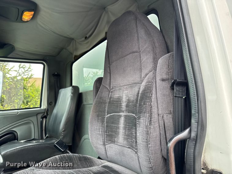 image for item EA2337 2005 International 4300 box truck