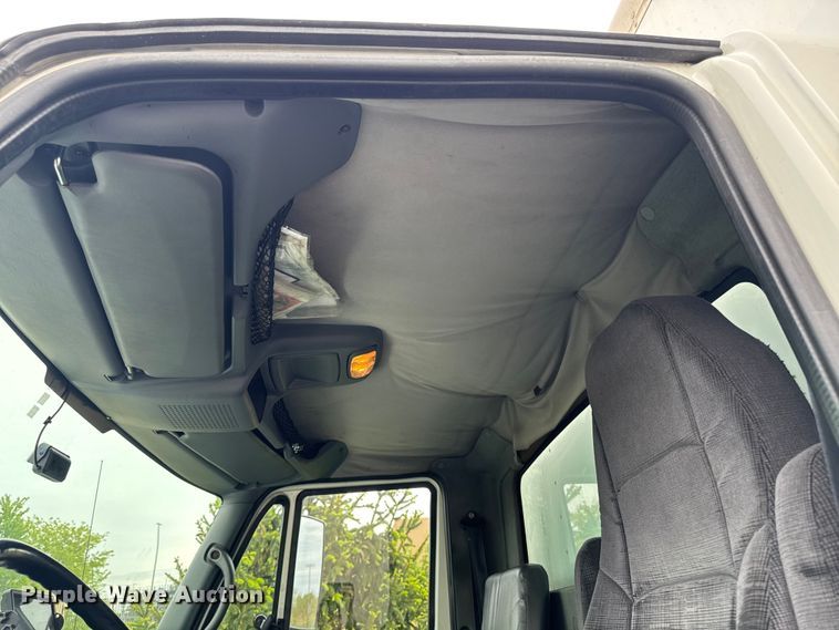 image for item EA2337 2005 International 4300 box truck