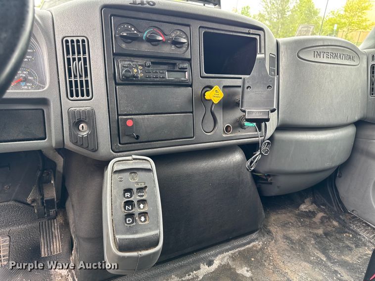 image for item EA2337 2005 International 4300 box truck