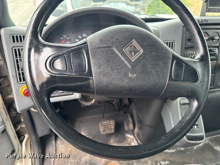 image for item EA2337 2005 International 4300 box truck