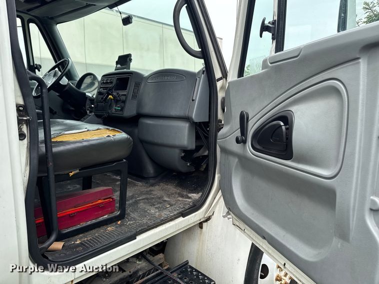 image for item EA2337 2005 International 4300 box truck