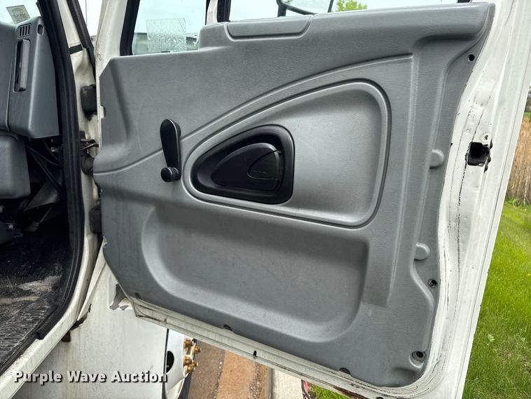 image for item EA2337 2005 International 4300 box truck