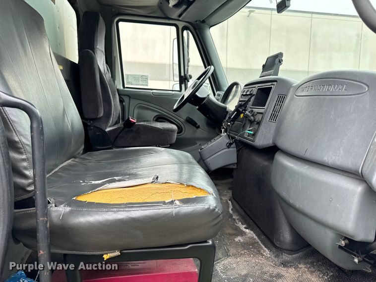 image for item EA2337 2005 International 4300 box truck