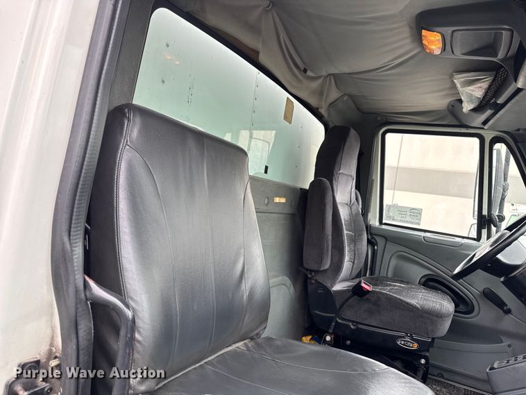 image for item EA2337 2005 International 4300 box truck