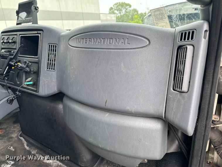 image for item EA2337 2005 International 4300 box truck