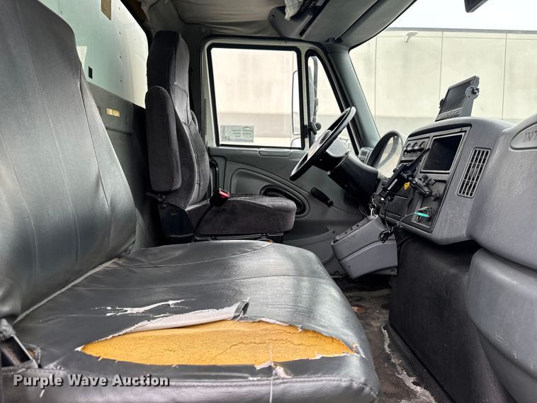 image for item EA2337 2005 International 4300 box truck