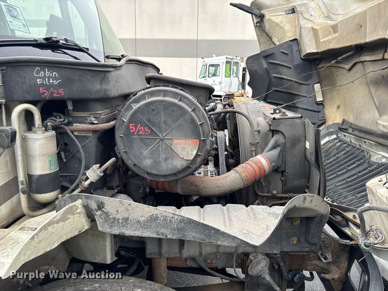 image for item EA2337 2005 International 4300 box truck